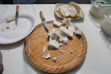 Archivo - Detalle de un plato con queso la Feira do Queixo y Pan de Ousá, en las inmediaciones de la Plaza Andón Cebreiro, a 26 de marzo de 2023, en an Xiao de Ousá, Lugo, Galicia, (España). 90 qu