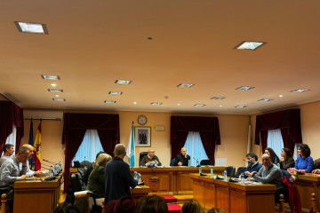Pleno extraordinario en el Ayuntamiento de Barbadás, presidido por el alcalde, Xosé Carlos Valcárcel