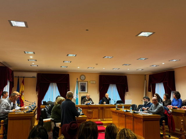 Pleno extraordinario en el Ayuntamiento de Barbadás, presidido por el alcalde, Xosé Carlos Valcárcel