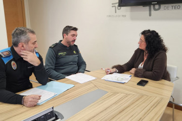 La alcaldesa de Teo (A Coruña), Lucía Calvo de la Uz, se reúne con el comandante del puesto principal de la Guarda Civil en Milladoiro, Jesús Tobar, y el jefe de la Policía Local de Teo, Manuel P