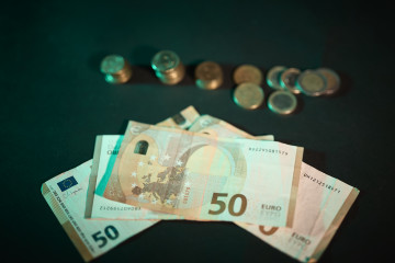 Archivo - Billetes y monedas, a 3 de septiembre de 2025, en Madrid (España). El uso del dinero en efectivo sigue disminuyendo con tan solo dos de cada diez personas eligiéndolo como método de pago 