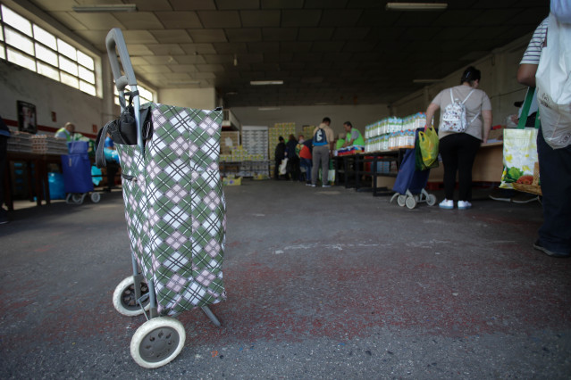 Archivo - Voluntarios atienden a las personas que vienen a buscar comida en el almacén del Banco de Alimentos de Lugo, a 2 de mayo de 2023, en Lugo, Galicia (España)