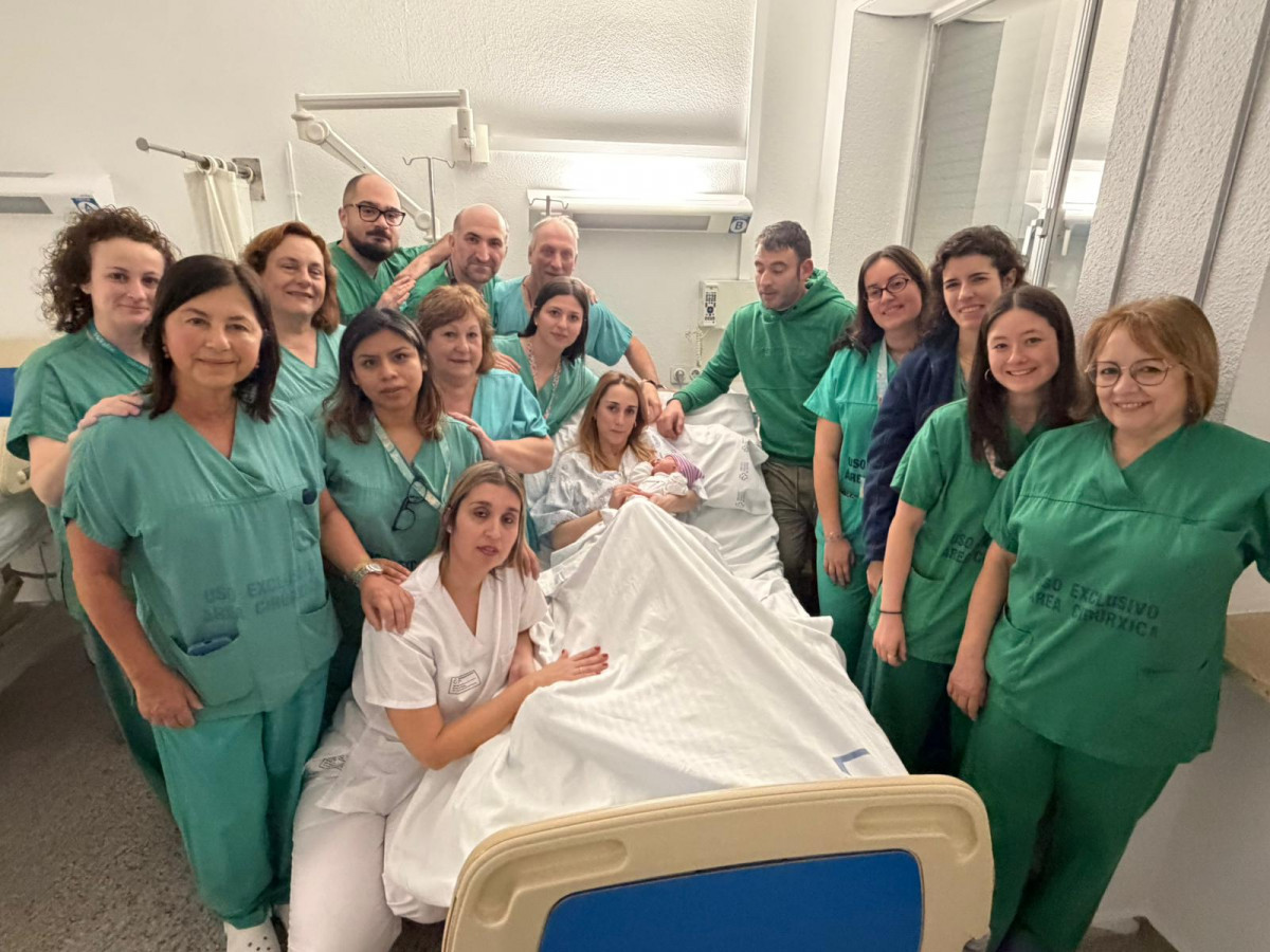 Coral con el equipo mu00e9dico del SERGAS que ayudu00f3 a su madre a dar a luz en el CHOU de  Ourense
