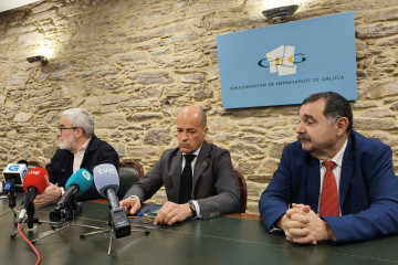 El presidente de la Asociación Ribeira Next, Severino Rodríguez; el vicepresidente de la CEG, Jaime López; y el presidente de la Confederación de Empresarios de Ourense, César Blanco.