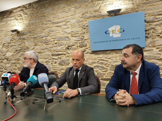 El presidente de la Asociación Ribeira Next, Severino Rodríguez; el vicepresidente de la CEG, Jaime López; y el presidente de la Confederación de Empresarios de Ourense, César Blanco.