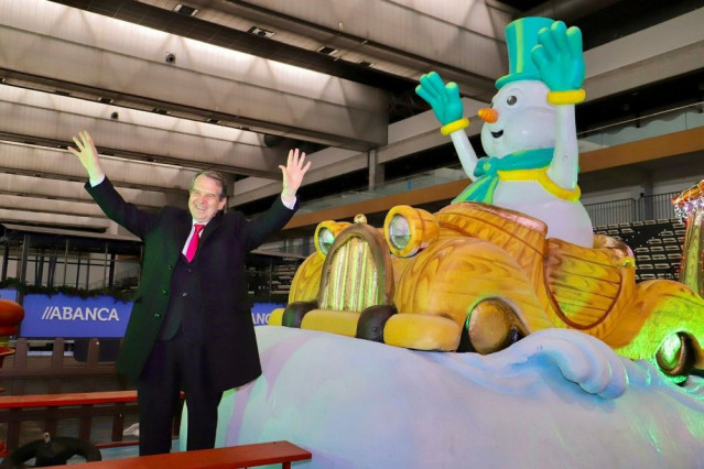 El alcalde, Abel Caballero, visita las carrozas que participarán en la Cabalgata de los Reyes Magos de 2026.