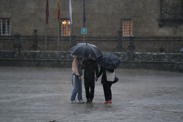 Archivo - Varias personas con paraguas durante el paso de la borrasca ‘Aline’, a 19 de octubre de 2023, en Santiago de Compostela, A Coruña, Galicia (España).