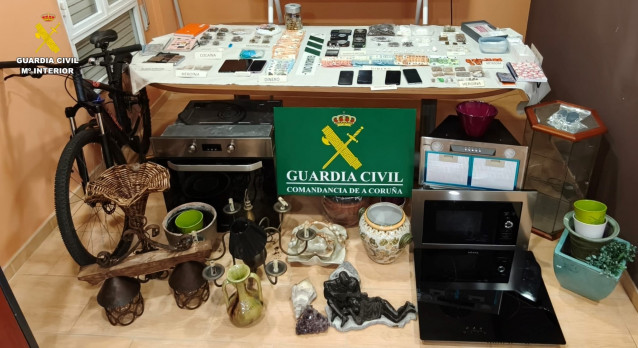 Imagen de la droga y objetos incautados