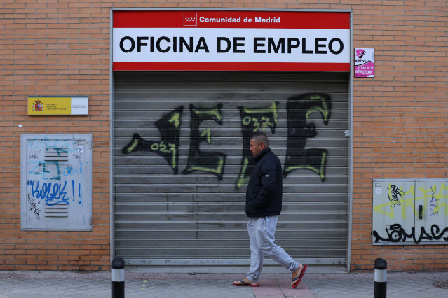 Archivo - Una persona pasa frente a la fachada de una Oficina del SEPE, a 4 de noviembre de 2025, en Madrid (España). El paro registrado en las oficinas de los servicios públicos de empleo subió en 22.101 personas en octubre en relación con el mes anterio