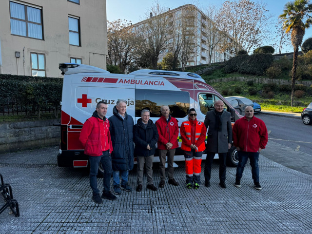El presidente de la Diputación de Ourense, Luis Menor, supervisa la entrega de una nueva ambulancia al servicio de emergencias y socorro de Cruz Roja