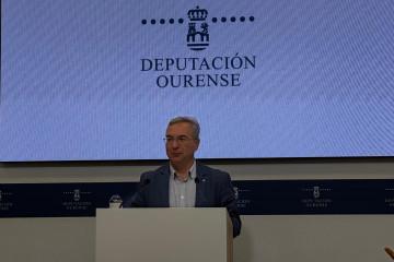 Archivo - El presidente de la Diputación de Ourense, Luis Menor, en rueda de prensa tras la Junta de Gobierno