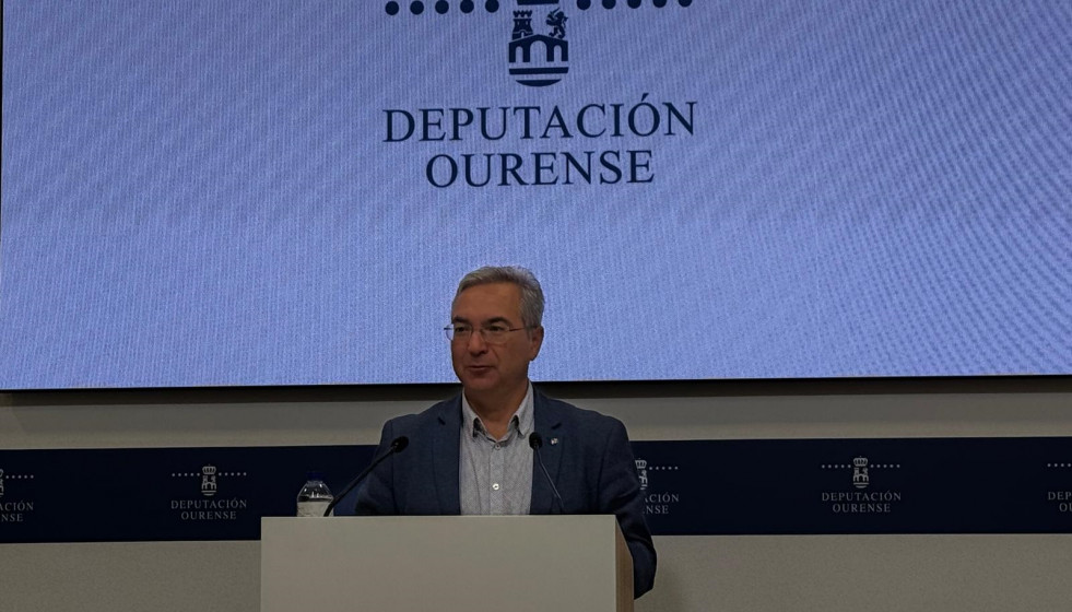 Archivo - El presidente de la Diputación de Ourense, Luis Menor, en rueda de prensa tras la Junta de Gobierno