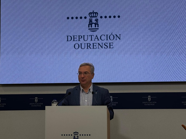 Archivo - El presidente de la Diputación de Ourense, Luis Menor, en rueda de prensa tras la Junta de Gobierno