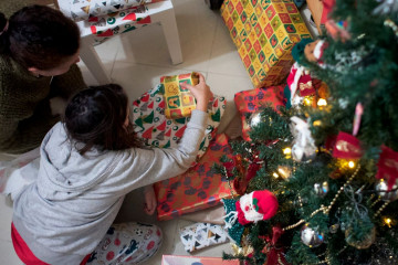 Niños abriendo regalos el día de Reyes