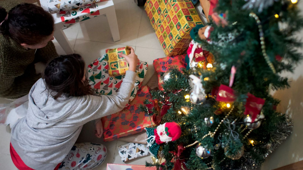 Niu00f1os abriendo regalos el du00eda de Reyes