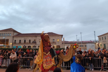 El rey Gaspar a su llegada a la Cabalgata de Reyes de Ourense