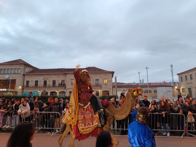 El rey Gaspar a su llegada a la Cabalgata de Reyes de Ourense