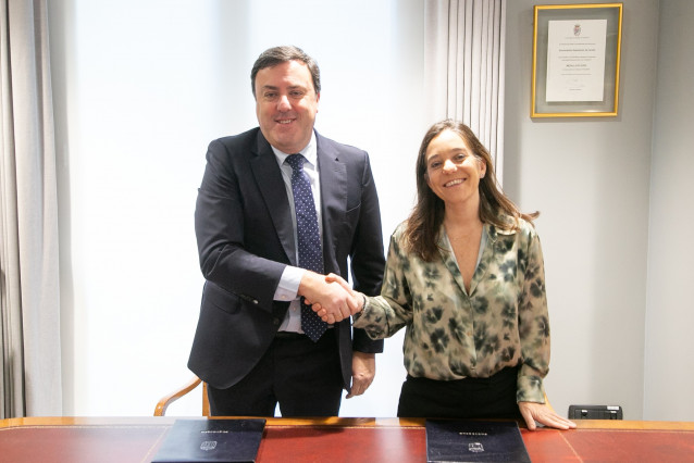 El presidente de la Diputación de A Coruña, Valentín González Formoso, y la alcaldesa de la ciudad herculina, Inés Rey, tras la fima de un nuevo convenio de cooperación para la gestión compartida del Teatro Colón durante los años 2026 y 2027.