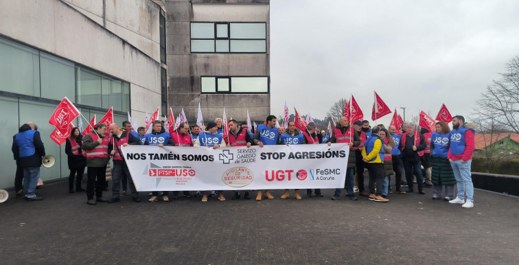Gran protesta de vigilantes encargados de la seguridad privada sanitaria ante la Consellería de Sanidade