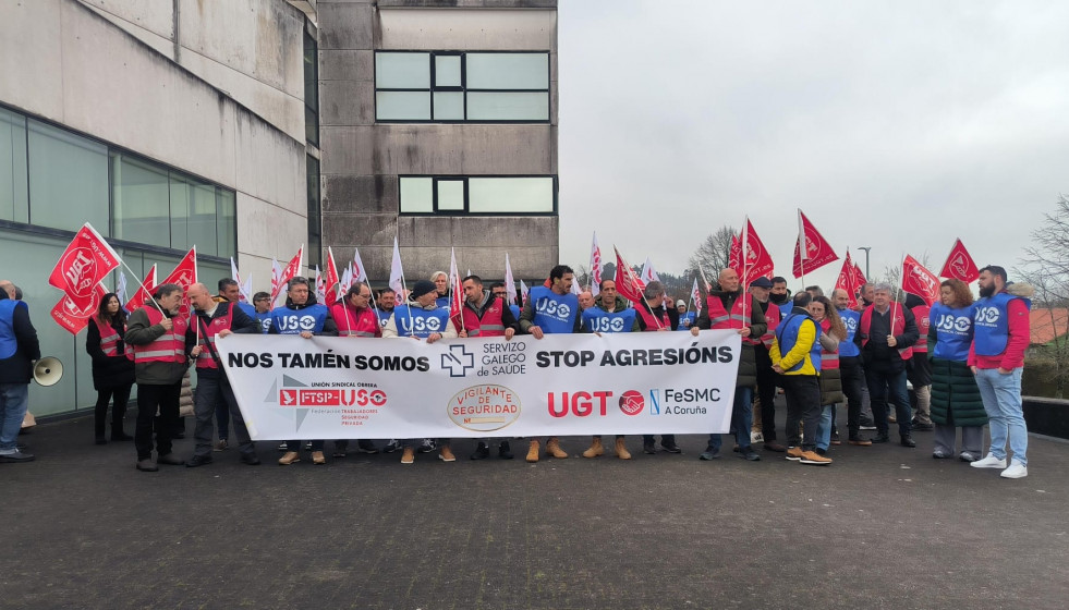Concentración de seguridad privada sanitaria ante la Consellería de Sanidade, en Santiago de Compostela