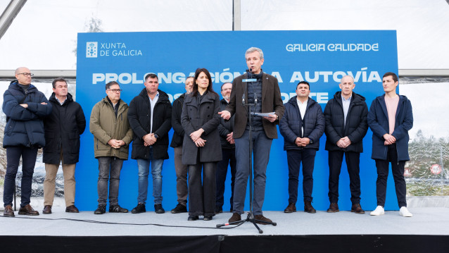 El presidente da Xunta, Alfonso Rueda, acompañado de la conselleira de Vivenda e Planificación de Infraestruturas, María Martínez Allegue, asiste al acto de pesentación del proyecto de prolongación de la autovía de la Costa da Morte