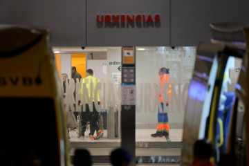 Archivo - Varias ambulancias en las Urgencias del Complejo Hospitalario Universitario de A Coruña