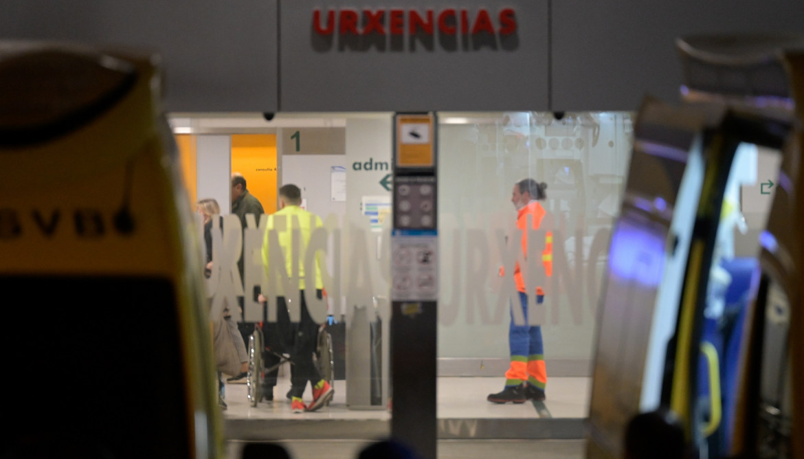 Archivo - Varias ambulancias en las Urgencias del Complejo Hospitalario Universitario de A Coruña