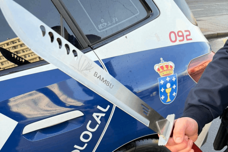 Machete de medio metro incautado por la Policía Local de A Coruña tras un robo en Matogrande
