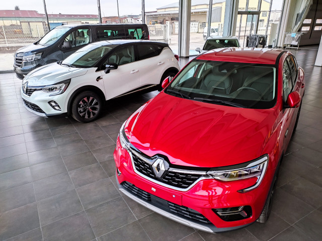 Archivo - Vehículos a la venta en un concesionario