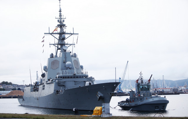 Archivo - La 'Fragata ‘Almirante Juan de Borbón’ (i), en la base de A Graña, en Ferrol (A Coruña).