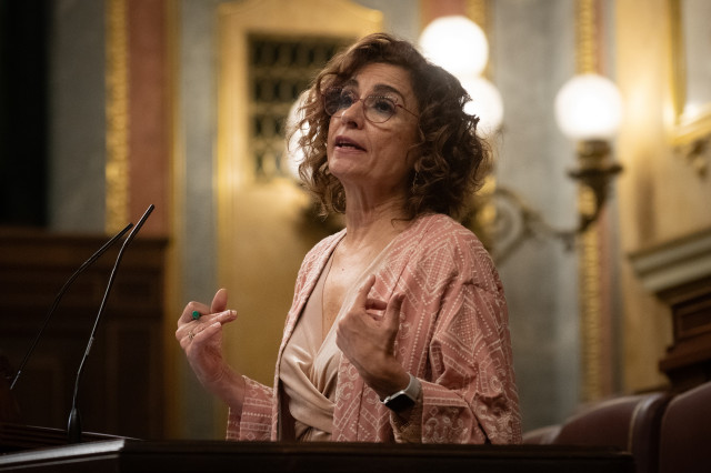 La vicepresidenta primera y ministra de Hacienda, María Jesús Montero, interviene durante una sesión plenaria en el Congreso, a 11 de diciembre de 2025, en Madrid (España). El Congreso debatirá y votará este jueves el decreto de medidas complementarias pa
