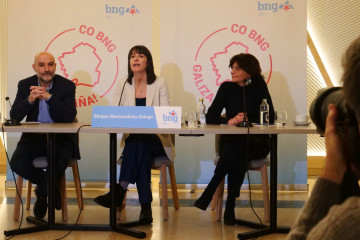 El diputado de BNG en el Congreso, Néstor Rego, la portavoz nacional, Ana Pontón, y la senadora Carme da Silva en un desayuno informativo en Santiago.