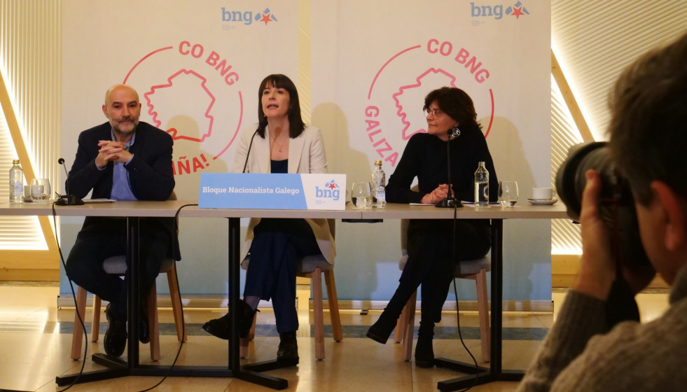 El diputado de BNG en el Congreso, Néstor Rego, la portavoz nacional, Ana Pontón, y la senadora Carme da Silva en un desayuno informativo en Santiago.