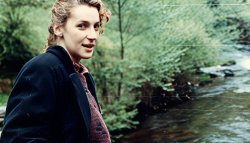 Begoña Caamaño posa junto a un río.