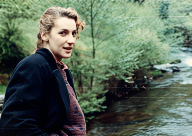 Begoña Caamaño posa junto a un río.