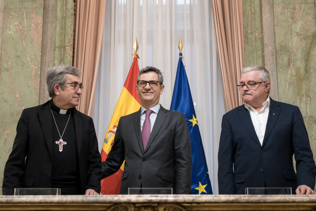 El ministro de la Presidencia, Justicia y Relaciones con las Cortes, Félix Bolaños (c), el presidente de la Confederación Episcopal Española, Luis Argüello (i), y el Presidente de la Conferencia Española de Religiosos, Jesús Díaz Sariego (d), firmarán el