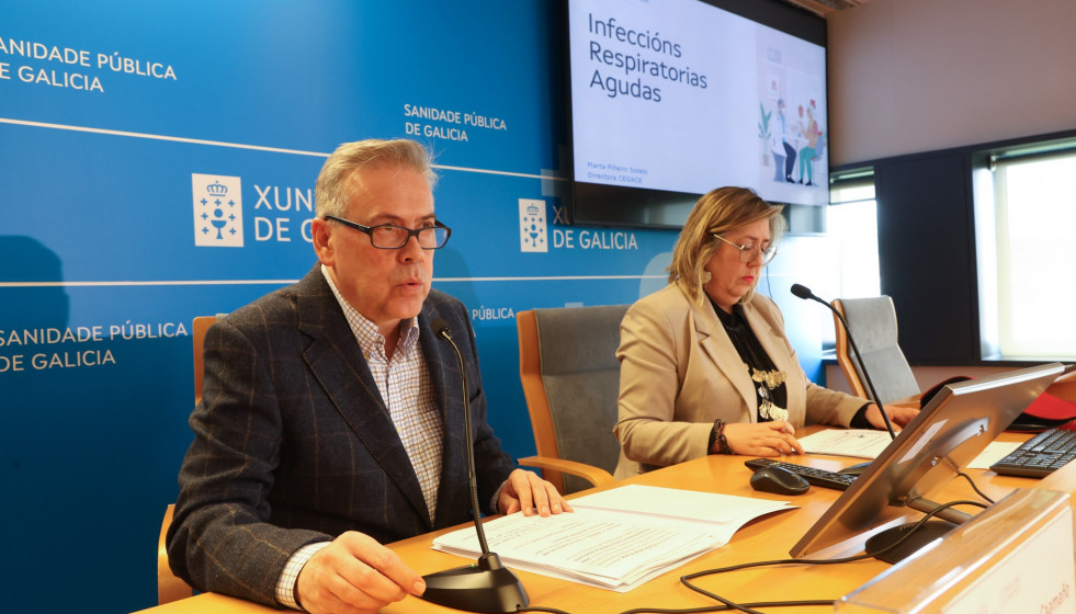 El conselleiro de Sanidade, Antonio Gómez Caamaño, y la directora del Centro Galego para o control e a prevención de enfermidades, Marta Piñeiro, en rueda de prensa. En Santiago de Compostela.