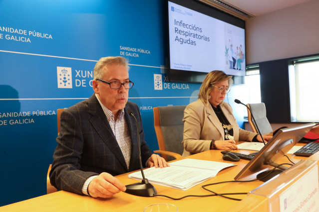 El conselleiro de Sanidade, Antonio Gómez Caamaño, y la directora del Centro Galego para o control e a prevención de enfermidades, Marta Piñeiro, en rueda de prensa. En Santiago de Compostela.