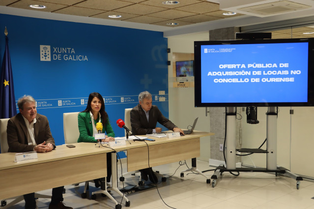 La conselleira de Vivenda e Planificación de Infraestruturas, María Martínez Allegue, ofrece una rueda de prensa en Ourense, junto con el delegado territorial de la Xunta en Ourense, Manuel Pardo, y el secretario xeral de Vivenda, Heriberto García