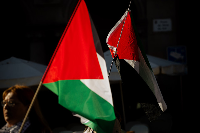 Archivo - Manifestantes portando banderas palestinas durante un paro parcial con motivo de la huelga general por Palestina, a 15 de octubre de 2025, en Vigo, Pontevedra, Galicia (España).