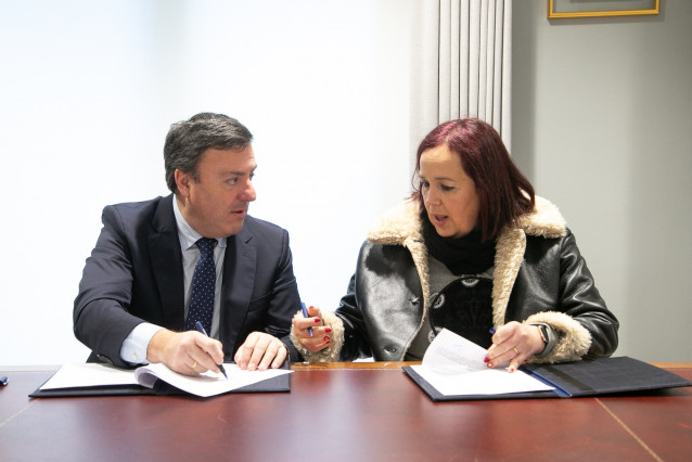 El presidente de la Diputación de A Coruña, Valentín González Formoso, y la alcaldesa de Camariñas, Sandra Insua, firman un convenio