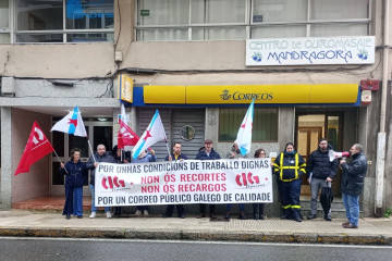 Imagen de la concentración ante Correos en Bueu.