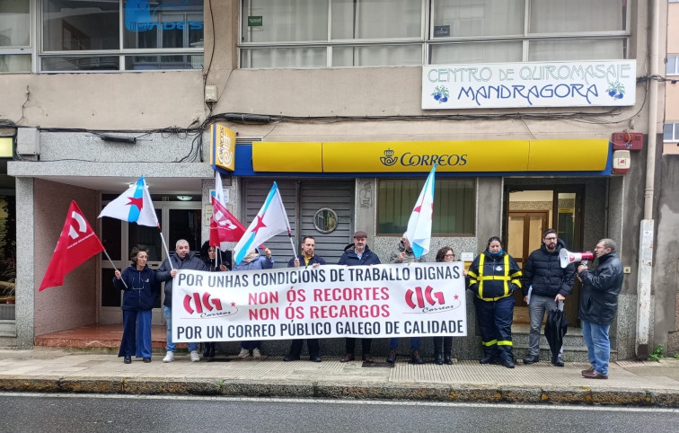 15.000 paquetes sin llegar a su destino por la falta de personal en la oficina de Correos de Bueu