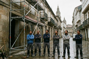 Obreros ociosos en una calle de Santiago de Compostela en una imagen ilustrativa generada con IA
