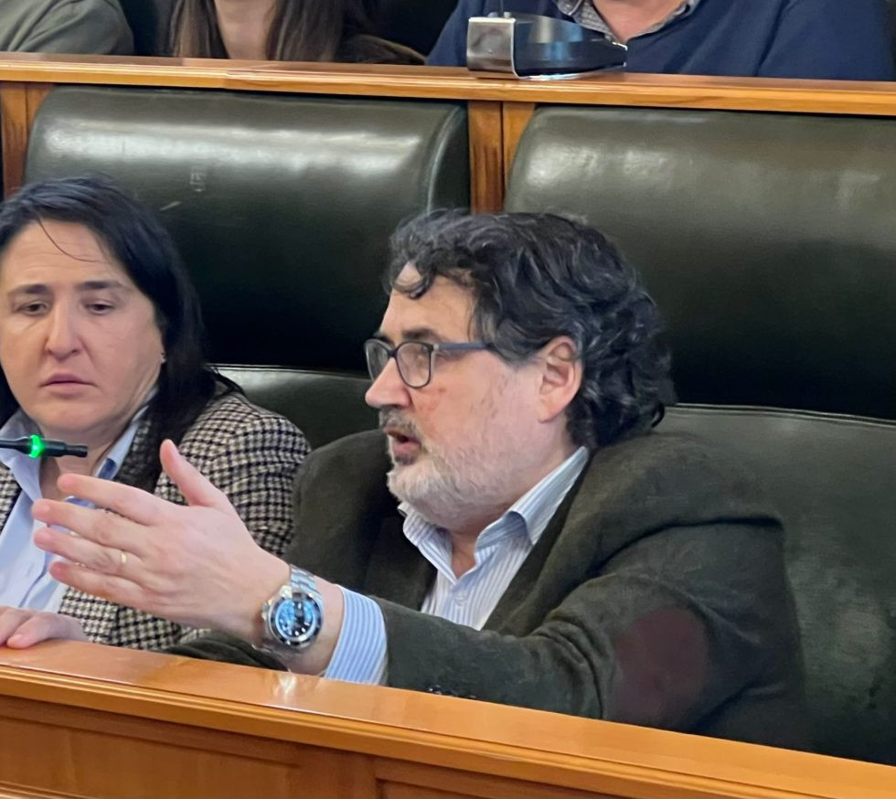 El viceportavoz del PP en Santiago Josu00e9 Antonio Constela persentu00f3 en otou00f1o una mociu00f3n sobre los problemas de la concesiu00f3n de licencias y permisos en Santiago