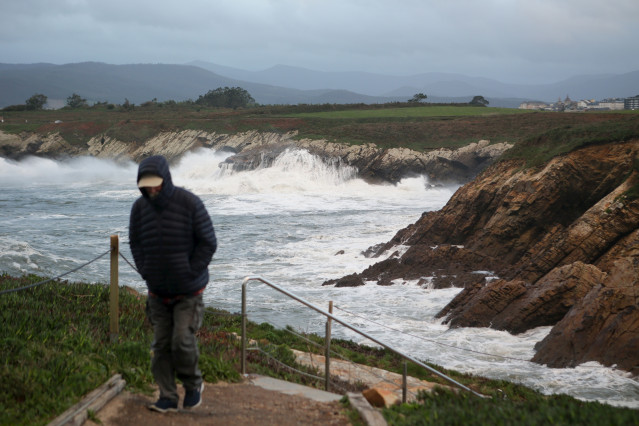 Archivo - Una persona se aleja del mar embravecido en la costa de Ribadeo, a 4 de noviembre de 2023, en Ribadeo, Lugo, Galicia (España). La borrasca Domingos ha provocado más de 150 incidencias en Lugo, ha desbordado ríos y cortado carreteras. En Muras se