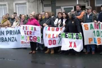 Protesta en Ribeira ayer por la falta de médicos