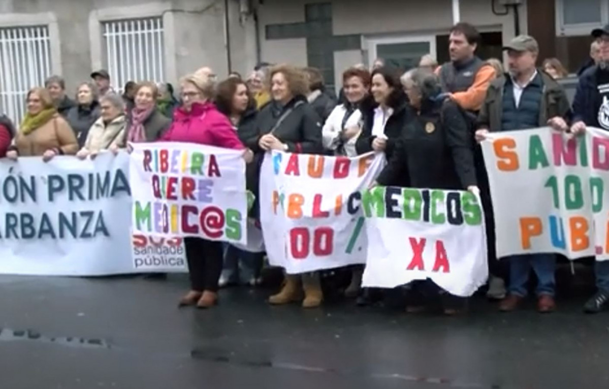 Protesta en Ribeira ayer por la falta de mu00e9dicos
