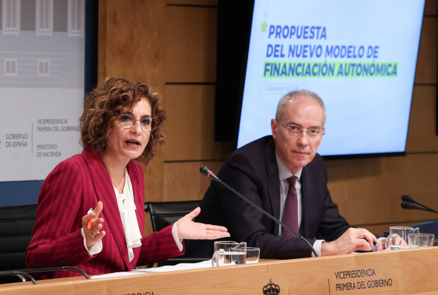 La vicepresidenta primera del Gobierno y ministra de Hacienda, María Jesús Montero (i), presenta la propuesta del nuevo modelo de financiación autonómica, a 9 de enero de 2026, en Madrid (España). El Gobierno central todavía no ha concretado ningún detall