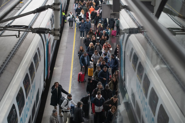 Pasajeros en el andén durante la operación salida para las vacaciones de Navidad en la estación de Atocha, a 19 de diciembre de 2025, en Madrid (España).
